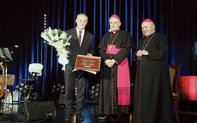 Okolicznościowe medale wręczyli laureatom biskupi.