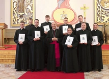 	Neoprezbiterzy z bp. Markiem Solarczykiem.
