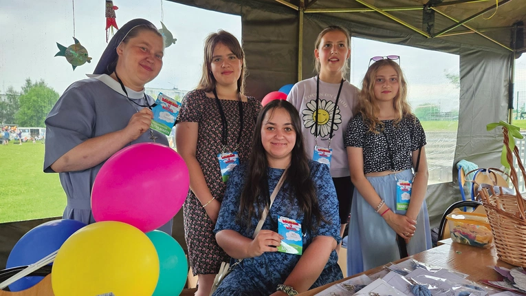 Siostra Marta, pani Monika i kilka dziewczyn ze świetlicy  na festynie parafialnym.
