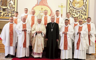 	Księża jubilaci z biskupami Markiem Solarczykiem i Piotrem Turzyńskim.