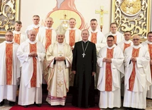 	Księża jubilaci z biskupami Markiem Solarczykiem i Piotrem Turzyńskim.