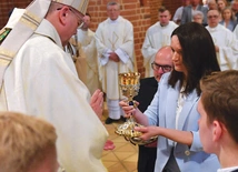– Oczywiście Michał zawsze może liczyć na nasze wsparcie – podkreślają państwo Kowalewscy. Na zdjęciu: Podczas święceń w katedrze.
