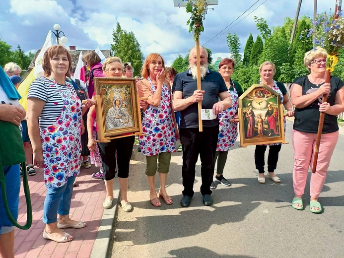 W drogę zabierane są obrazy Matki Bożej Gietrzwałdzkiej i Świętej Rodziny Kaliskiej.