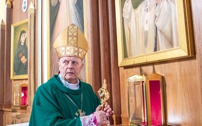 Relikwiarze wnieśli do świątyni Rycerze Jana Pawła II oraz siostry ze Zgromadzenia Sióstr Matki Bożej Miłosierdzia.