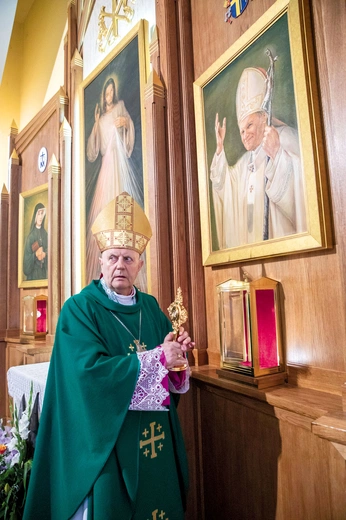 Relikwiarze wnieśli do świątyni Rycerze Jana Pawła II oraz siostry ze Zgromadzenia Sióstr Matki Bożej Miłosierdzia.