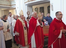 Podczas obchodów wprowadzono relikwie św. Szarbela. Po prawej nowo posłany misjonarz ks. Michał Olko.