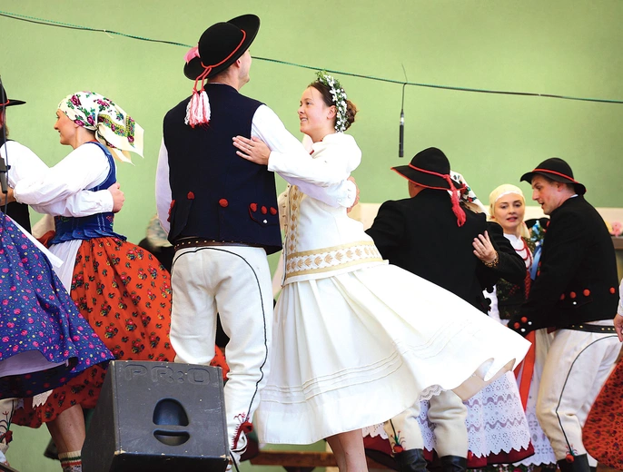 Odtworzone rok temu stroje laskie zaprezentowali na scenie. Wkrótce pokażą też góralskie.