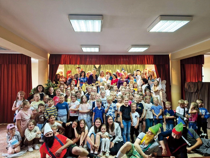 Uczestnicy bajkowego spotkana u serafitek.