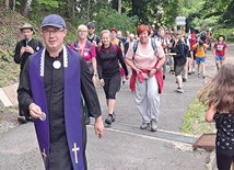 Ks. Ariel Stąporek poprowadził pątników.