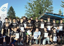 Laureaci – lektorzy starsi i młodsi z Pietrzykowic z opiekunem ks. Krzysztofem Pawełczykiem i ks. Marcinem Pomperem.