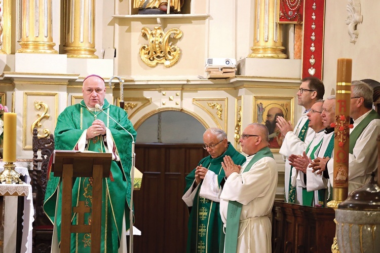 W Mszy św. pod przewodnictwem bp. Piotra Gregera uczestniczyli byli wykładowcy i absolwenci.