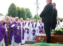 Złożenie trumny na cmentarzu przy kościele w Zebrzydowicach.