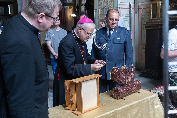 Prace więźniów w świdnickiej katedrze