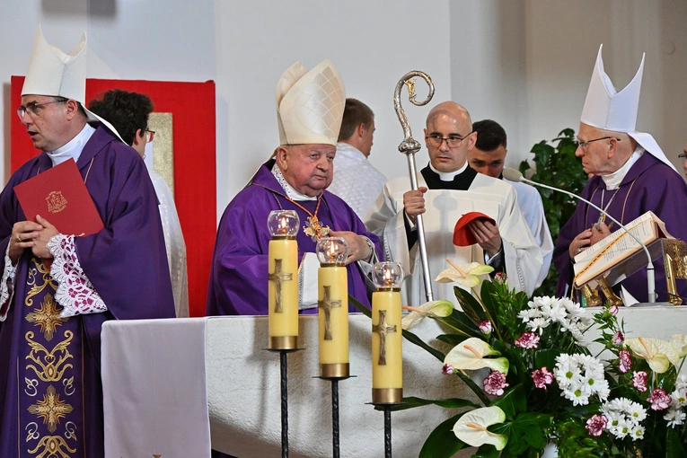 Pierwszy dzień uroczystości pogrzebowych ks. prał. Stanisława Szyszki