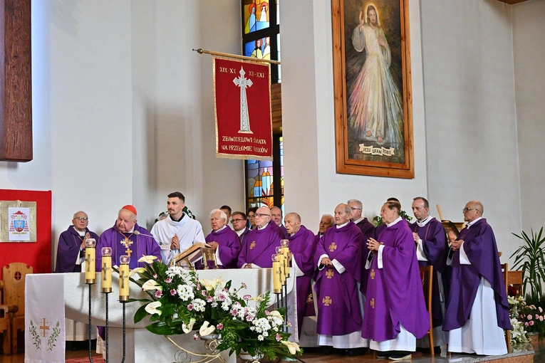 Pierwszy dzień uroczystości pogrzebowych ks. prał. Stanisława Szyszki