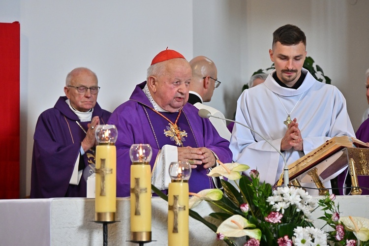 Pierwszy dzień uroczystości pogrzebowych ks. prał. Stanisława Szyszki