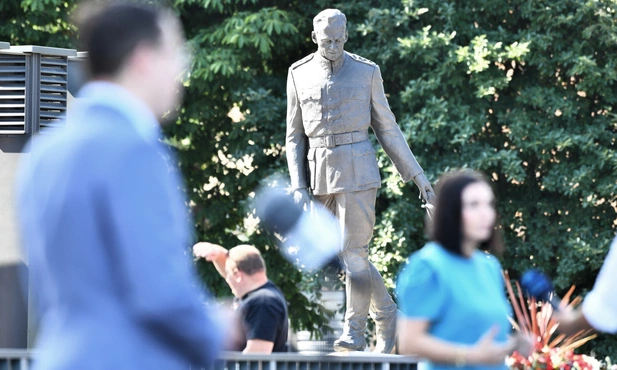 Pomnik rtm. Pileckiego przed Muzeum II wojny Światowej w Gdańsku