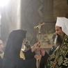 Patriarcha Daniel (po praweJ) przyjmuje symbol patriarszej władzy