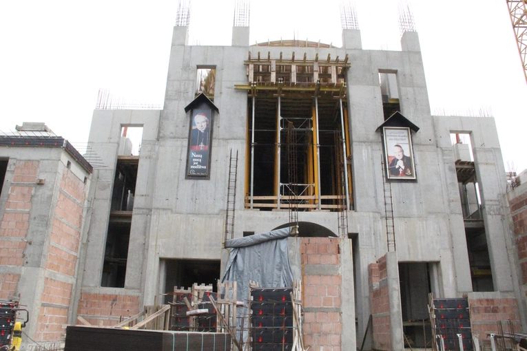 Ochotnica Dolna. Budujący się kościół