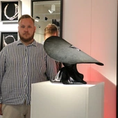 Przemysław Zieliński przy kapeluszu zaprojektowanym przez Jerzego Antkowiaka w latach 90.