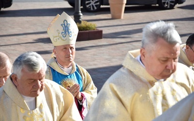 Bp M. Solarczyk w trakcie procesji wejścia do kościoła