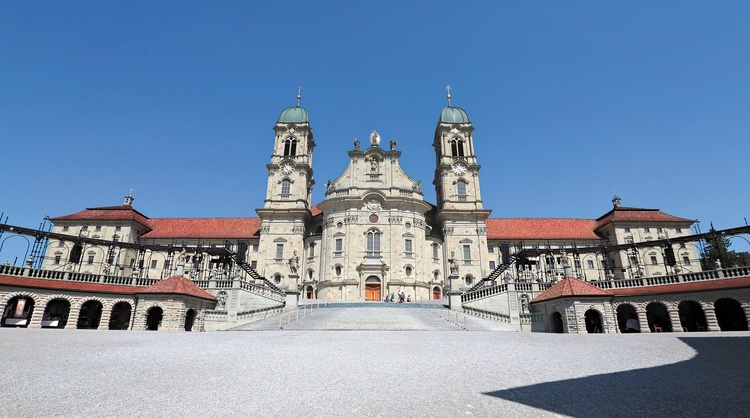 Skocznie narciarskie i tysiącletnie opactwo. Z wizytą u Czarnej Madonny w Einsiedeln