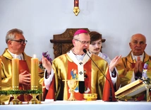 Na modlitwie zgromadzili się przedstawiciele wspólnot działających przy parafii, reprezentanci władz samorządowych, poczty sztandarowe oraz parafianie.