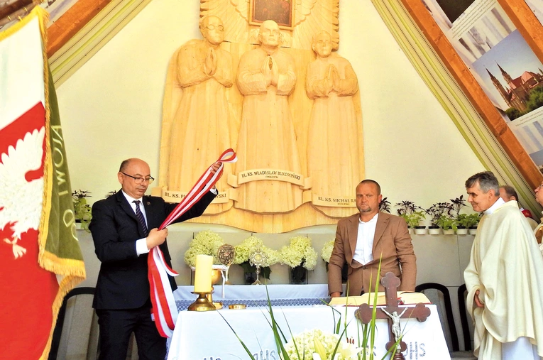 Uroczysta chwila. Z prawej – ks. Jan Nowak. 