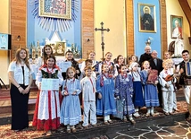 Laureaci pewelskiego przeglądu przed ołtarzem zaśpiewali wspólnie „Barkę”.