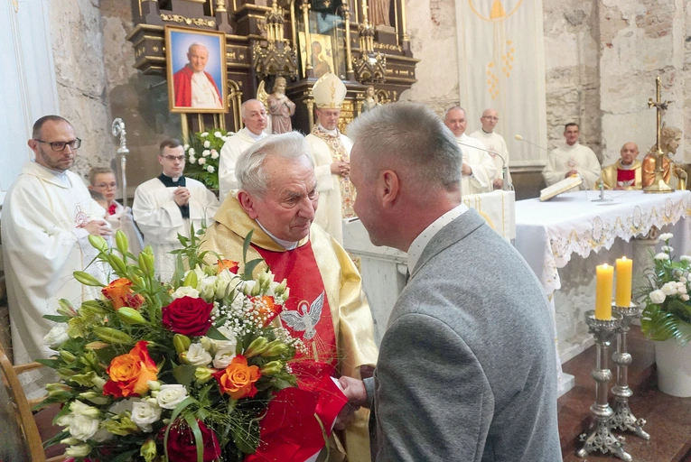Gratulacje na zakończenie Eucharystii.