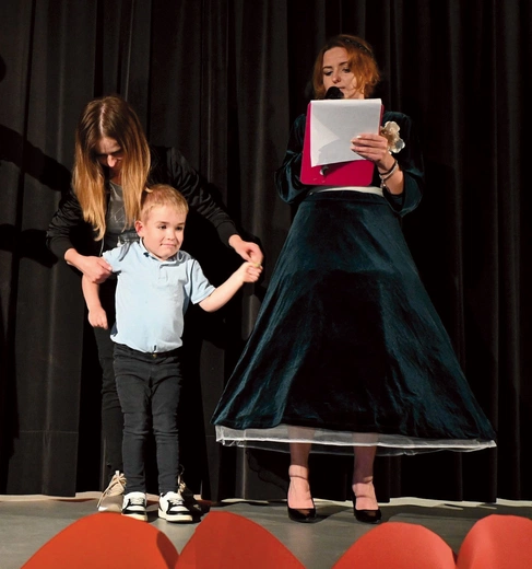 Przed przedstawieniem na scenie pojawił się chory chłopczyk z mamą.