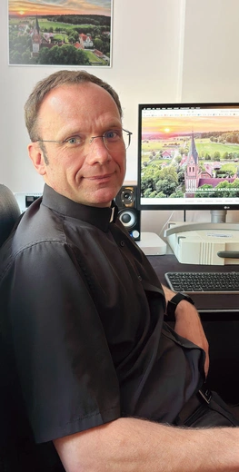 – Nauczyciele religii angażują się w życie szkoły, są członkami rad pedagogicznych, organizują wiele wydarzeń szkolnych, prowadzą koła zainteresowań i wolontariaty – wymienia ks. Adam Bielinowicz.