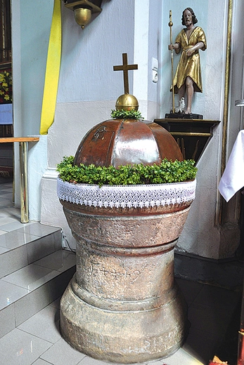 Zabytkowa chrzcielnica.