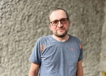 Autor mieszka w Bielawie. Szukając odpowiedzi na nurtujące go pytania, spotkał się z siedmioma mężczyznami prowadzącymi pustelniczy tryb życia.