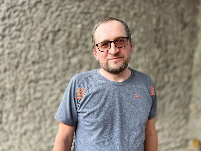 Autor mieszka w Bielawie. Szukając odpowiedzi na nurtujące go pytania, spotkał się z siedmioma mężczyznami prowadzącymi pustelniczy tryb życia.