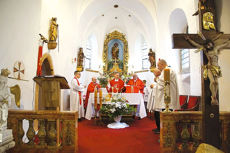 Przy ołtarzu stanęli wraz z bp. Adamem Bałabuchem (od lewej) ks. Maciej Martynek, proboszcz par. Bożego Ciała w Międzylesiu, ks. Krzysztof Ora, dyrektor Wydziału Duszpasterskiego, i miejscowy proboszcz.
