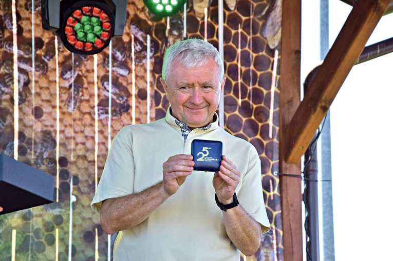 Ks. Smerda odbiera Medal 25 lat Powiatu Radomskiego.