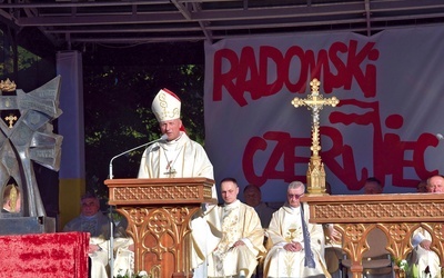 Bp Solarczyk modlił się za uczestników i ofiary represji. 