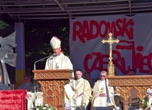 Bp Solarczyk modlił się za uczestników i ofiary represji. 