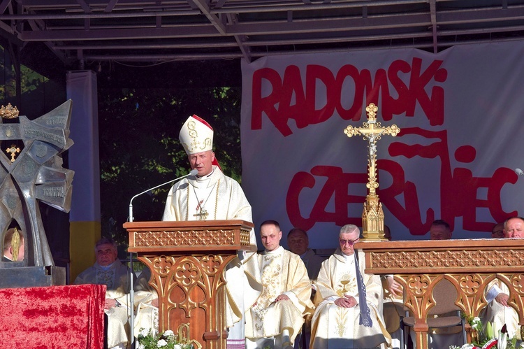 Bp Solarczyk modlił się za uczestników i ofiary represji. 