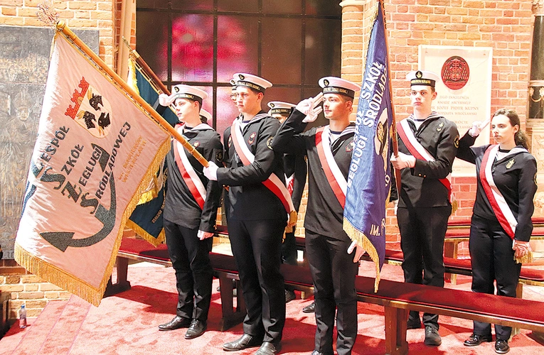 	Po Mszy odbyły się pokaz musztry paradnej, poświęcenie jednostek pływających oraz parada statków.