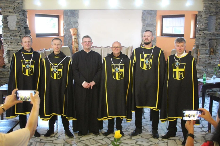 Pasierbiec. Erygowanie 200. chorągwi Zakonu Rycerzy św. Jana Pawła II