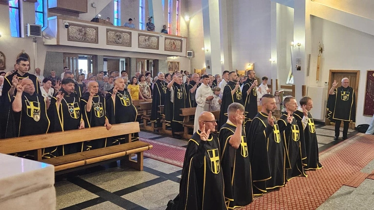 Pasierbiec. Erygowanie 200. chorągwi Zakonu Rycerzy św. Jana Pawła II