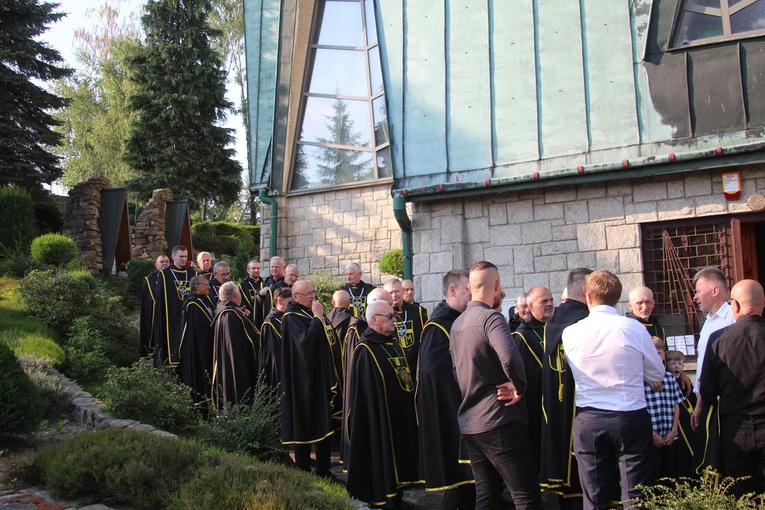 Pasierbiec. Erygowanie 200. chorągwi Zakonu Rycerzy św. Jana Pawła II