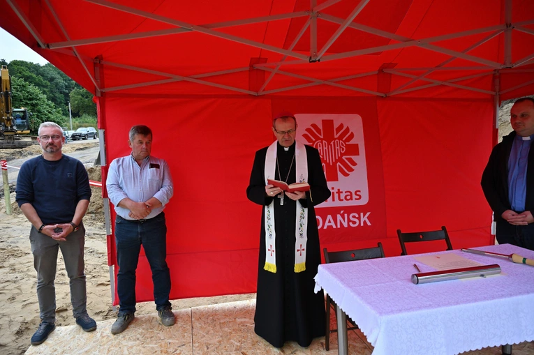 Akt erekcyjny na budowie magazyny Caritas AG
