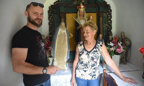 Tomasz Koszkul z panią Stanisławą w zabytkowej kapliczce w Woli Kroguleckiej.
