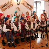 Tradycje ludowe przekazywane są z pokolenia na pokolenie.