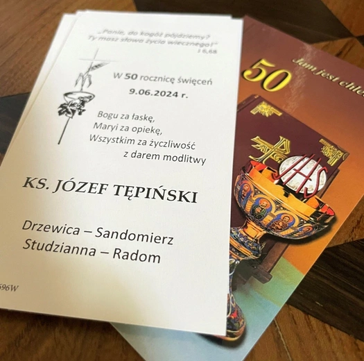 Uczestnicy liturgii otrzymali pamiątkowe obrazki.
