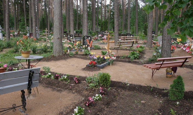 Łotwa: święto grobów, chrześcijanie modlą się na cmentarzach