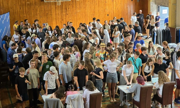 Młodzieży w Kościele już nie ma? Tłumy ściągają na „katolicki Woodstock”